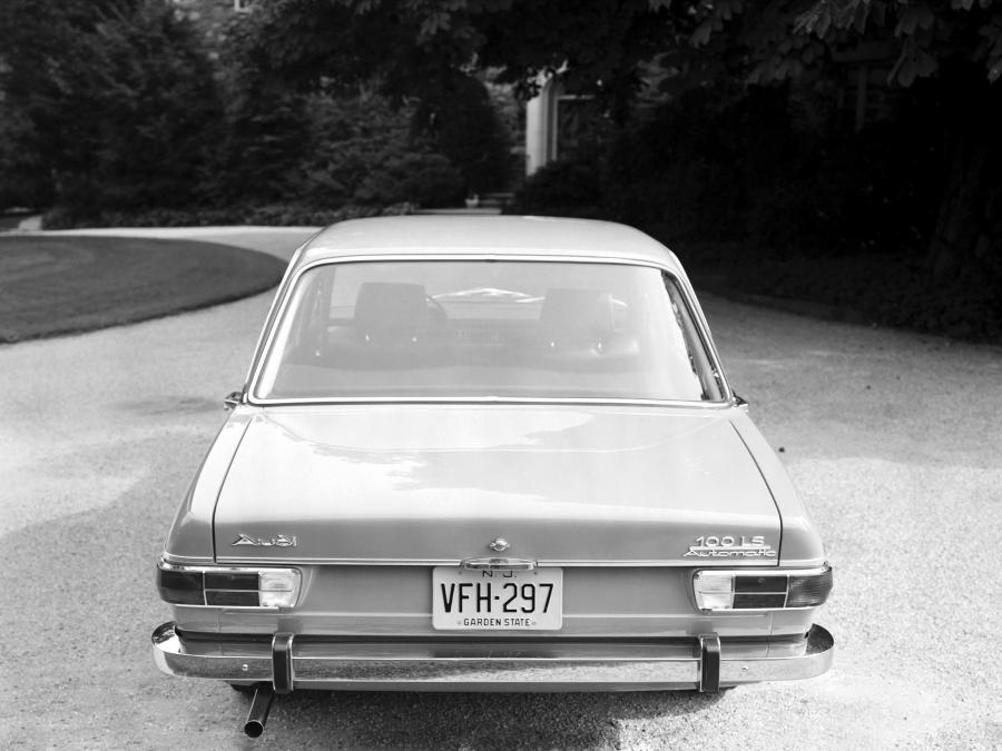  Audi 100 LS (C1) 1968 года  (NA) (фото 7 из 12)